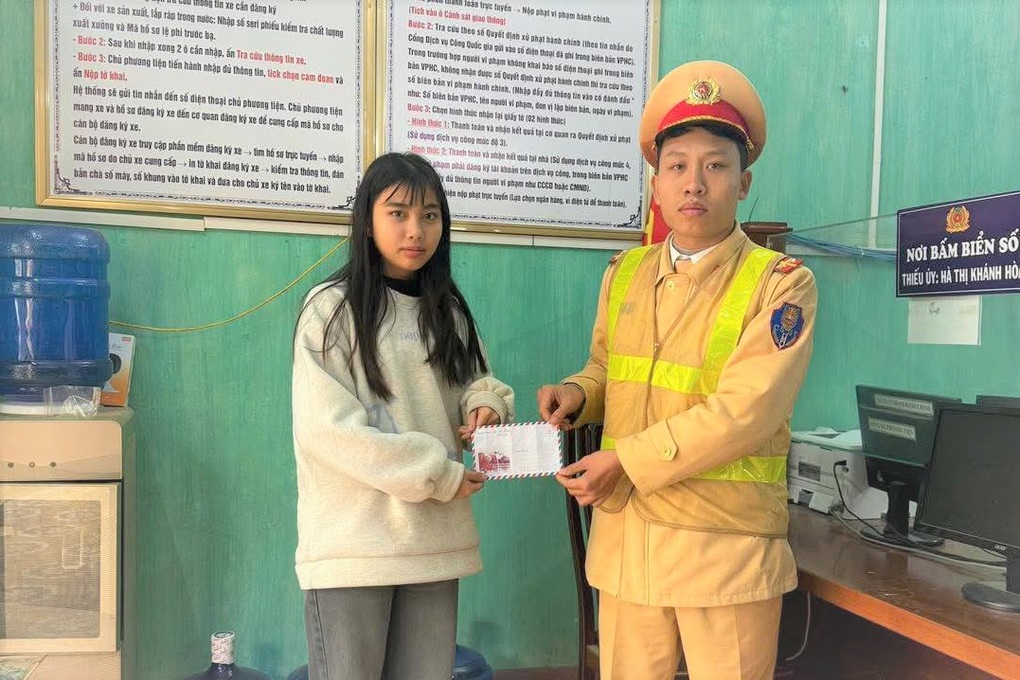 Nữ sinh lớp 7 đánh rơi tiền học bổng, CSGT nhặt được tìm trả lại - 1 Nữ sinh lớp 7 đánh rơi tiền học bổng, CSGT nhặt được tìm trả lại - 1