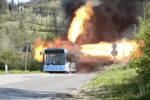 Xe buýt chạy bằng gas nổ như bom, cháy ngùn ngụt trơ khung