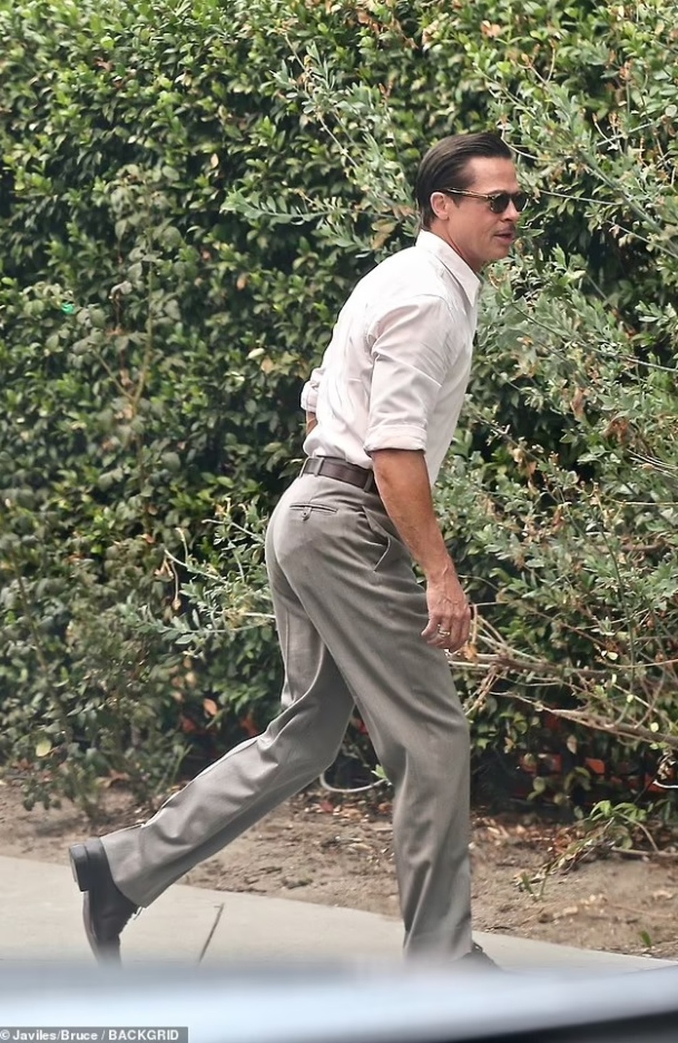 Tài tử Brad Pitt lại gây sốt với phong cách đẹp trai cổ điển - 2 Tài tử Brad Pitt lại gây sốt với phong cách đẹp trai cổ điển - 2