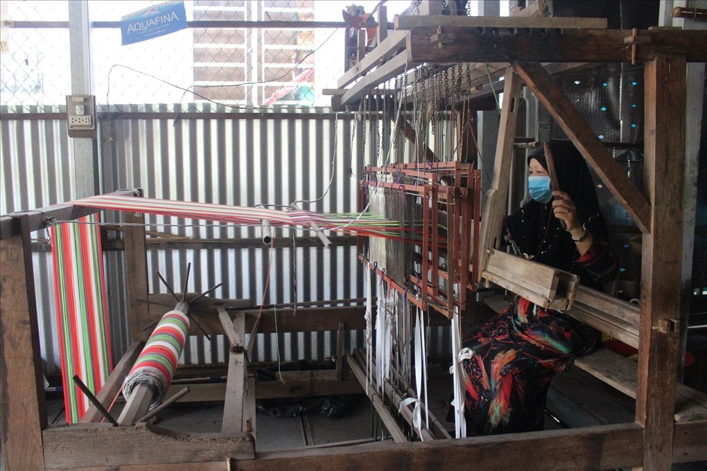 Du học về, điều gì khiến cô gái Chăm bỏ phố về quê dệt thổ cẩm - 1 Du học về, điều gì khiến cô gái Chăm bỏ phố về quê dệt thổ cẩm - 1