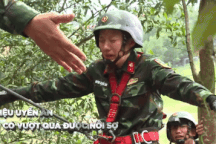 Em gái Trấn Thành hoảng loạn, khóc nấc vì sợ độ cao khi lơ lửng ở vách núi