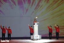 Quách Thị Lan thắp sáng đài đuốc SEA Games 31