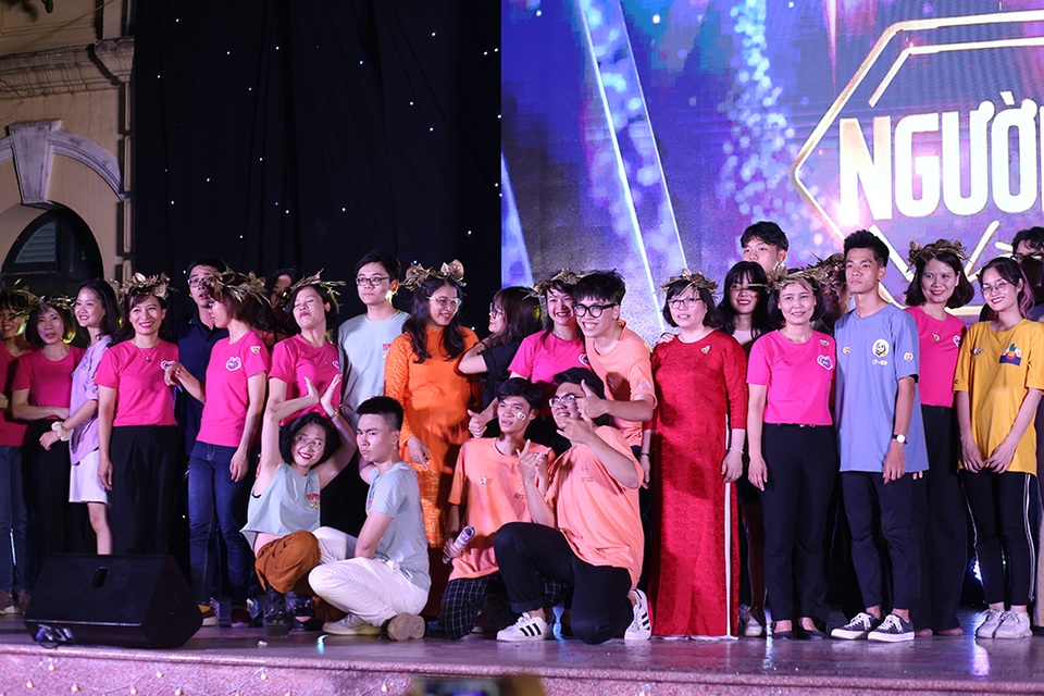 Giọt nước mắt học sinh THPT Việt Đức rơi trong lễ trưởng thành - 10 Giọt nước mắt học sinh THPT Việt Đức rơi trong lễ trưởng thành - 10