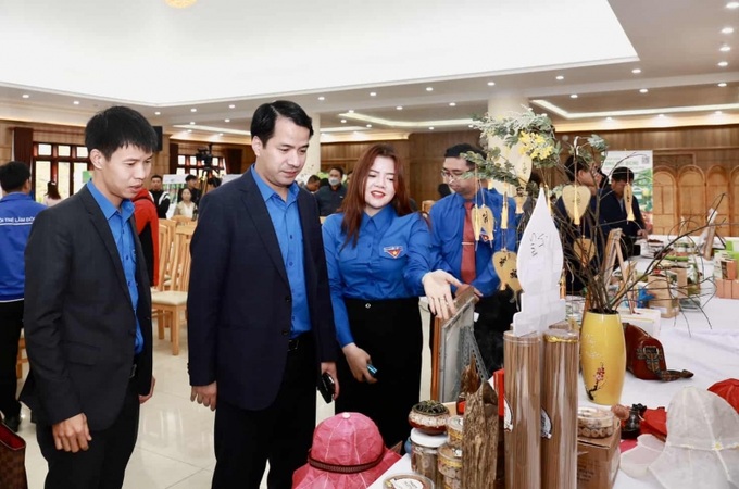 Đồng chí Ngô Văn Cương, Bí thư TƯ Đoàn cùng các đại biểu tham quan các dự án vòng chung kết cuộc thi “Dự án khởi nghiệp thanh niên nông thôn” năm 2022.