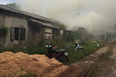 Lò sấy gỗ cháy lớn sau trận mưa đêm