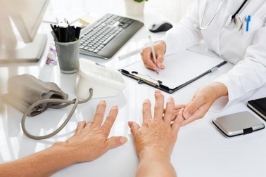 Chân tay sưng phồng: Dấu hiệu viêm khớp dạng thấp đã “ghé thăm”