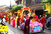 Khách rồng rắn vào ngôi chùa nổi tiếng linh thiêng, sờ tượng ngựa cầu may