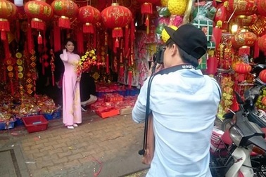 Thị trường hàng trang trí Tết: "Cháy" hàng... con gà vàng