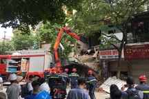 Hà Nội: Sập nhà trên phố Hàng Bông, giải cứu 1 người mắc kẹt