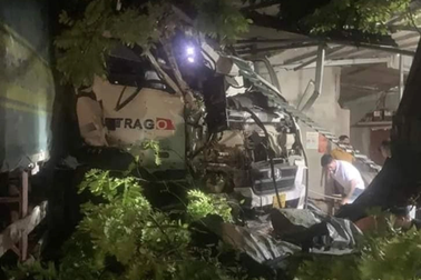 Xe đầu kéo lao vào quán nước, 1 người chết, 7 người trọng thương