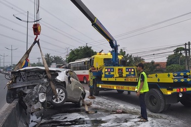 Xe 4 chỗ gác đầu lên dải phân cách, tài xế thoát chết trong gang tấc