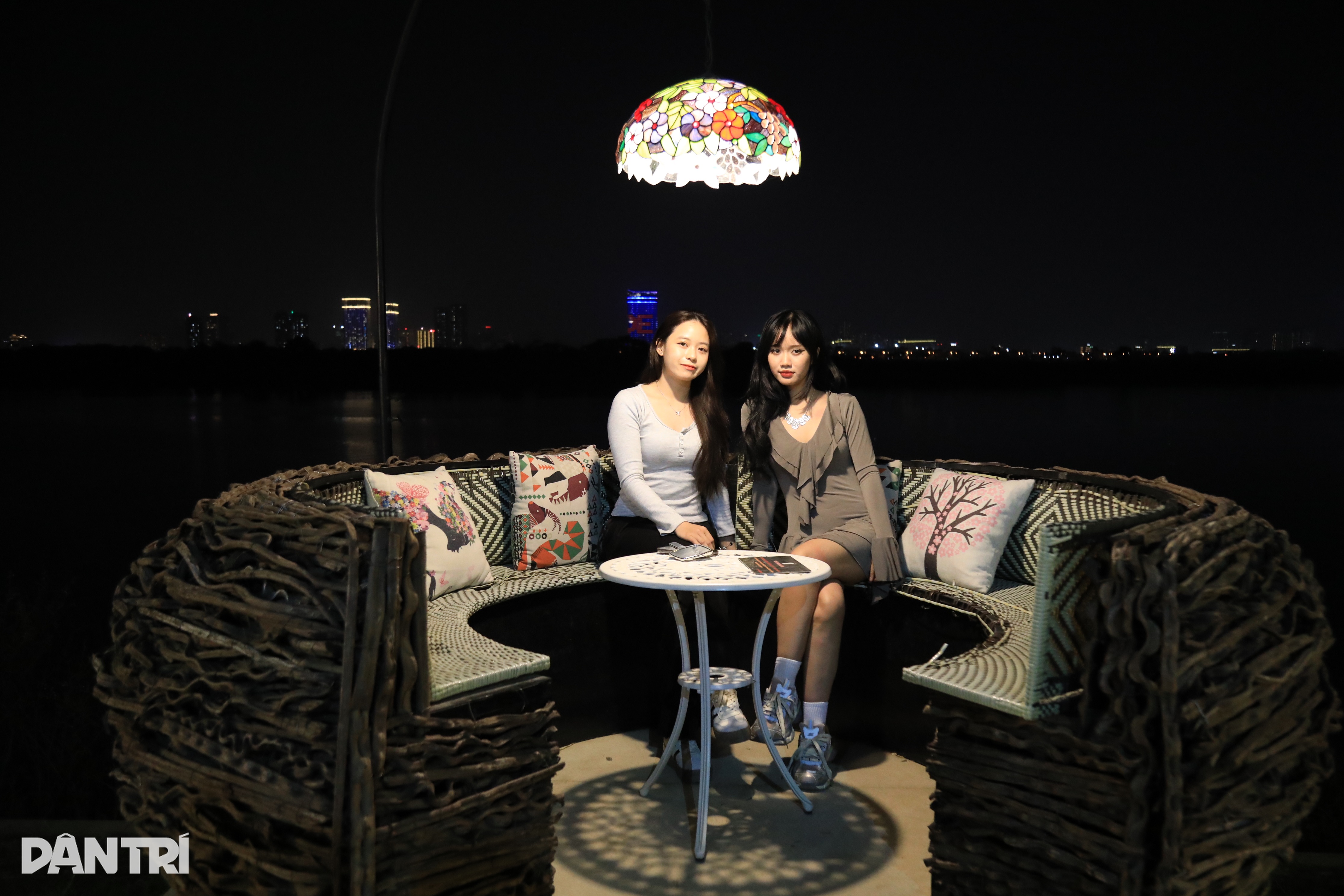 Pelanggan menempuh jarak hampir 100 km untuk minum teh lemon sepanjang malam di Hanoi - 4 Khách đi gần 100km đến uống trà chanh xuyên đêm ở Hà Nội - 4