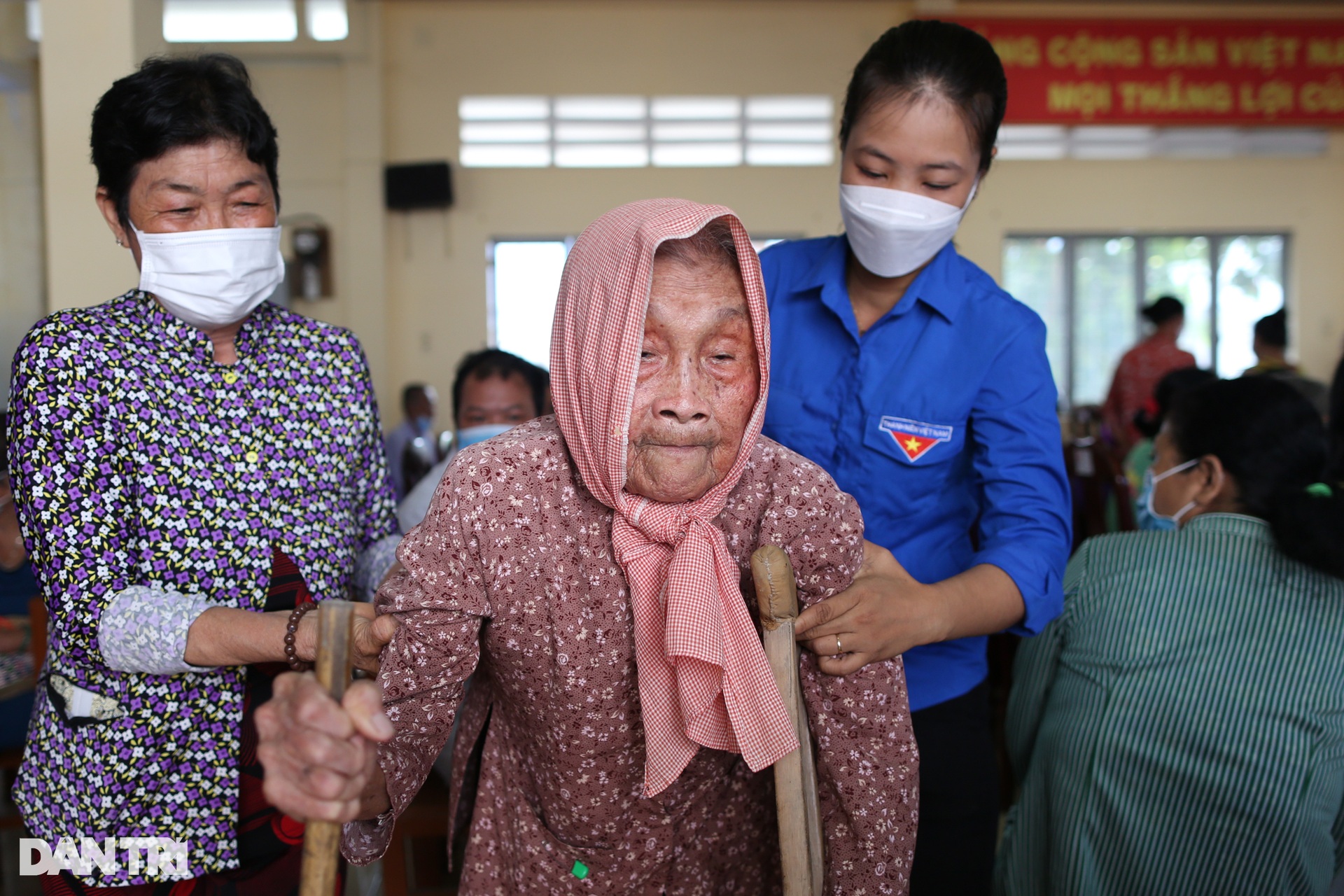Người dân Trà Vinh được khám bệnh miễn phí, nhận học bổng từ báo Dân trí - 1 Người dân Trà Vinh được khám bệnh miễn phí, nhận học bổng từ báo Dân trí - 1