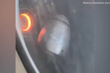 Mỹ: “Thót tim” cảnh bộ phận máy bay chở 154 người như sắp “rụng” khỏi động cơ