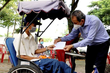 Chi trả chế độ an sinh không dùng tiền mặt, người già nhận tiền thế nào?