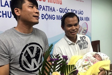 Soi kính lúp mổ cứu bé sơ sinh người Lào mắc bệnh tim phức tạp