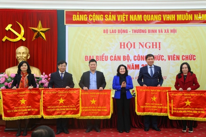 Thứ trưởng Nguyễn Thị Hà trao Cờ thi đua cho các đơn vị có thành tích xuất sắc trong năm 2021.
