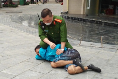 Giám đốc Bệnh viện Tâm thần Hà Nội bị khống chế tại phòng làm việc