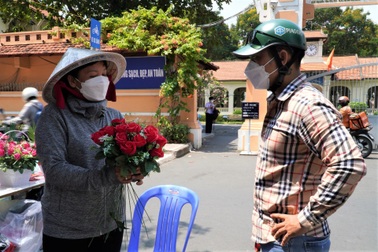Hoa tiền, hoa kim cương... mòn mỏi đợi khách trên "con đường tình yêu"