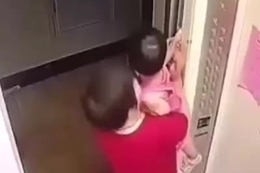 Clip cảnh báo tai nạn nguy hiểm với trẻ nhỏ khi đi thang máy