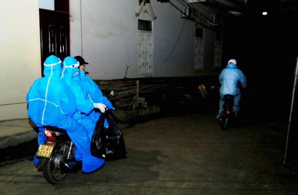 Những chiến binh áo trắng xuyên đêm bắt Covid-19 - 6
