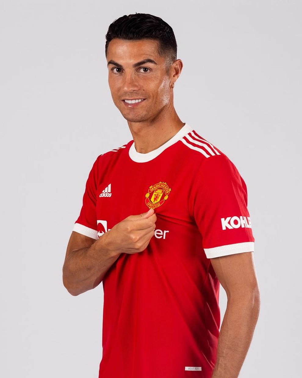 C.Ronaldo ra mắt áo đấu sân nhà của Man Utd - 1 C.Ronaldo ra mắt áo đấu sân nhà của Man Utd - 1