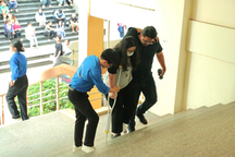 Thí sinh chống nạng đi thi đánh giá năng lực Đại học Sư phạm Hà Nội