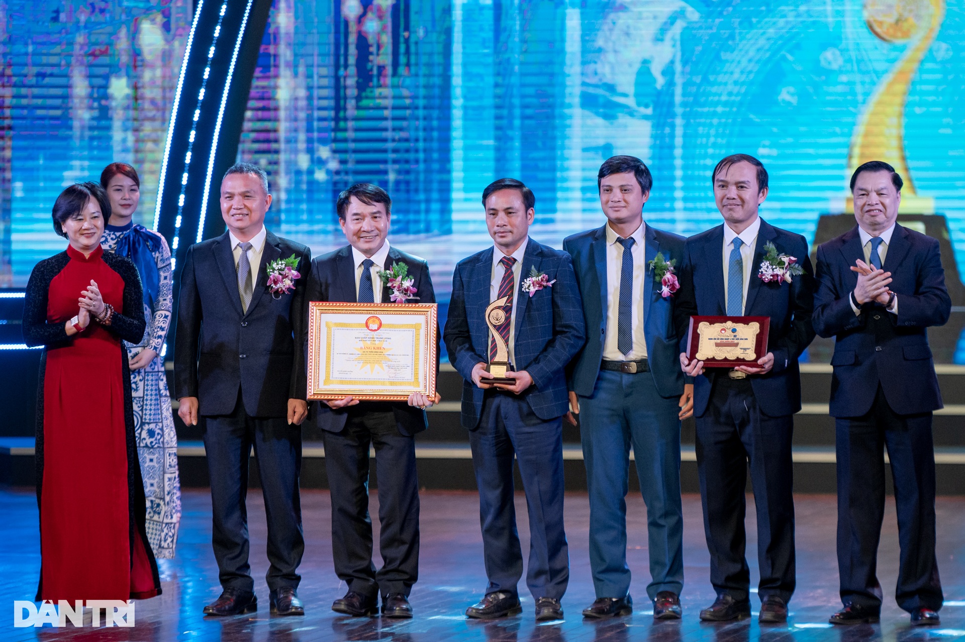 Toàn cảnh Lễ trao giải Nhân tài Đất Việt lần thứ 17 - 8 Toàn cảnh Lễ trao giải Nhân tài Đất Việt lần thứ 17 - 8