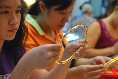 Vàng tiệm cận mốc 3,3 triệu đồng/chỉ