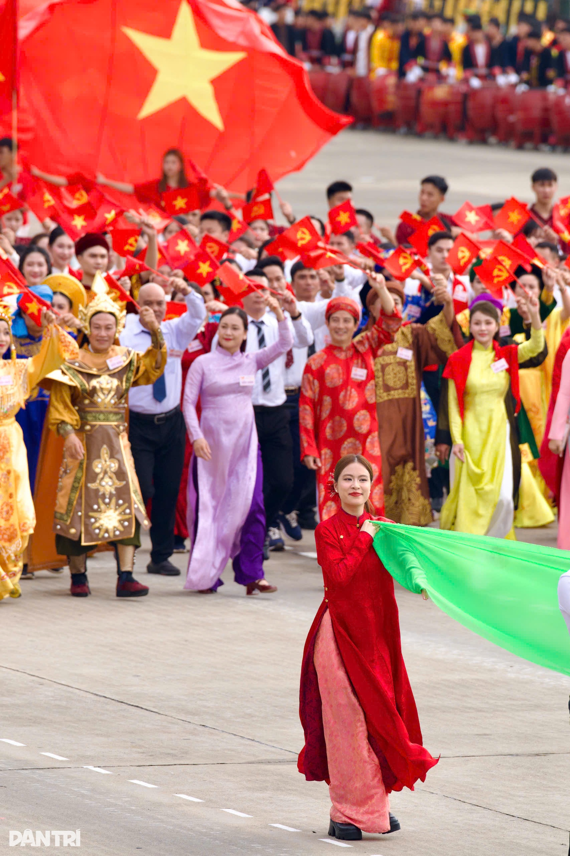 Đen Vâu đổi vị trí cho Hoàng Thùy Linh khi tổng duyệt diễu hành A80 - 5