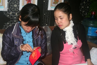 “Nở rộ” phong trào thêu tranh chữ thập tại Hà Nội