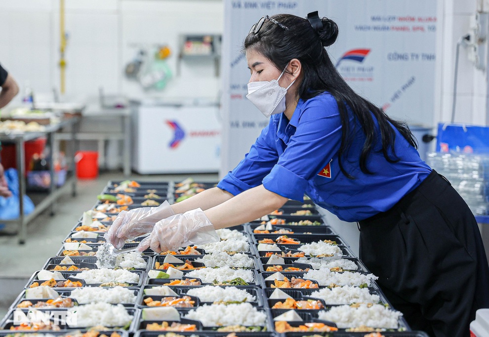 Nấu hàng trăm suất cơm miễn phí gửi tới tuyến đầu chống dịch - 7 Nấu hàng trăm suất cơm miễn phí gửi tới tuyến đầu chống dịch - 7