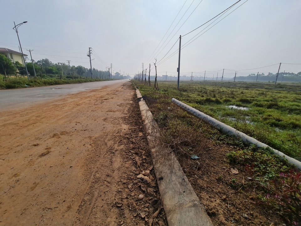 Khốn khổ trên con đường 500m ở thị trấn hư hỏng khiến người dân bức xúc - 8 Khốn khổ trên con đường 500m ở thị trấn hư hỏng khiến người dân bức xúc - 8