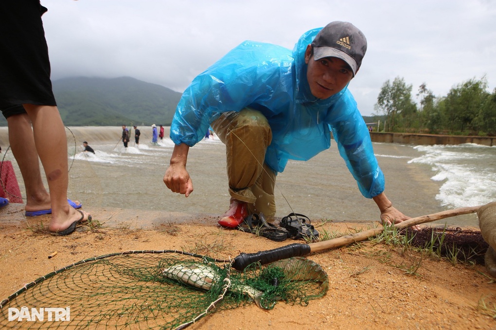 Hàng chục người liều mình lao xuống dòng nước lũ chảy xiết bắt cá - 7 Hàng chục người liều mình lao xuống dòng nước lũ chảy xiết bắt cá - 7