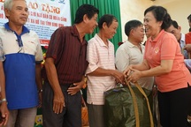 Tặng 1.000 áo phao cứu sinh đa năng cho ngư dân nghèo tỉnh Bình Định