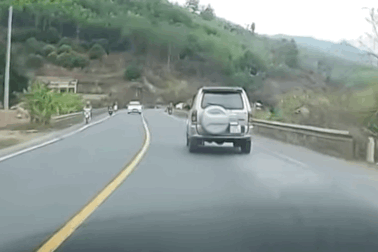 Ô tô lao sang phần đường ngược chiều, nghi tài xế ngủ gật