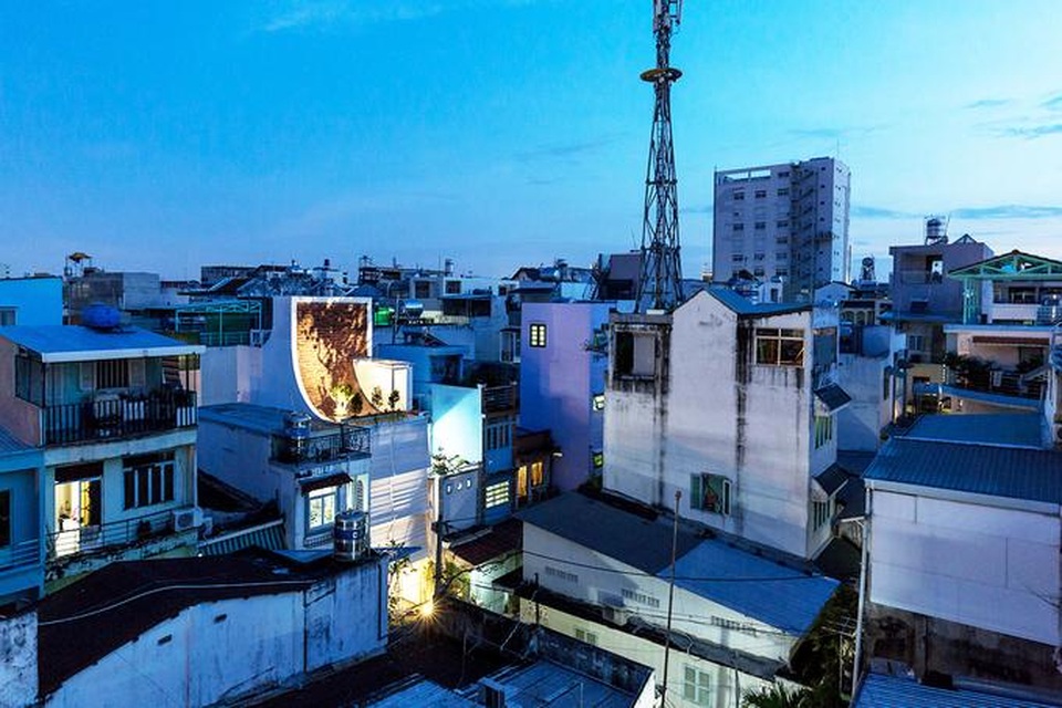 Nhà ở Sài Gòn có mái cong vút, nơi có thể tiếp khách cả ngày không chán - 1 Nhà ở Sài Gòn có mái cong vút, nơi có thể tiếp khách cả ngày không chán - 1