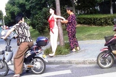 Giảm tai nạn giao thông bằng… búp bê tình dục