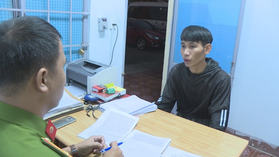 Tạm giữ đối tượng dùng dao tấn công 2 chiến sĩ công an - 1 Tạm giữ đối tượng dùng dao tấn công 2 chiến sĩ công an - 1