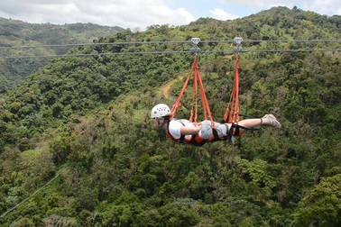 Trải nghiệm cảm giác "bay" trên đường cáp zipline được mệnh danh "Quái vật"