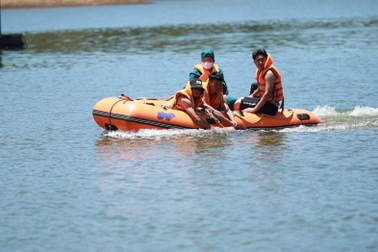 Tìm thấy thi thể cháu bé tử nạn dưới hồ Đông