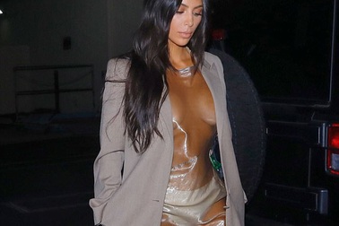 Kim Kardashian diện váy nhựa "phô" nội y