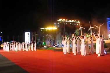 Video: Nghệ sĩ cải lương trình diễn bài vọng cổ.