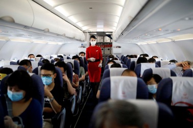 Trung Quốc khuyên tiếp viên hàng không mặc bỉm để phòng Covid-19
