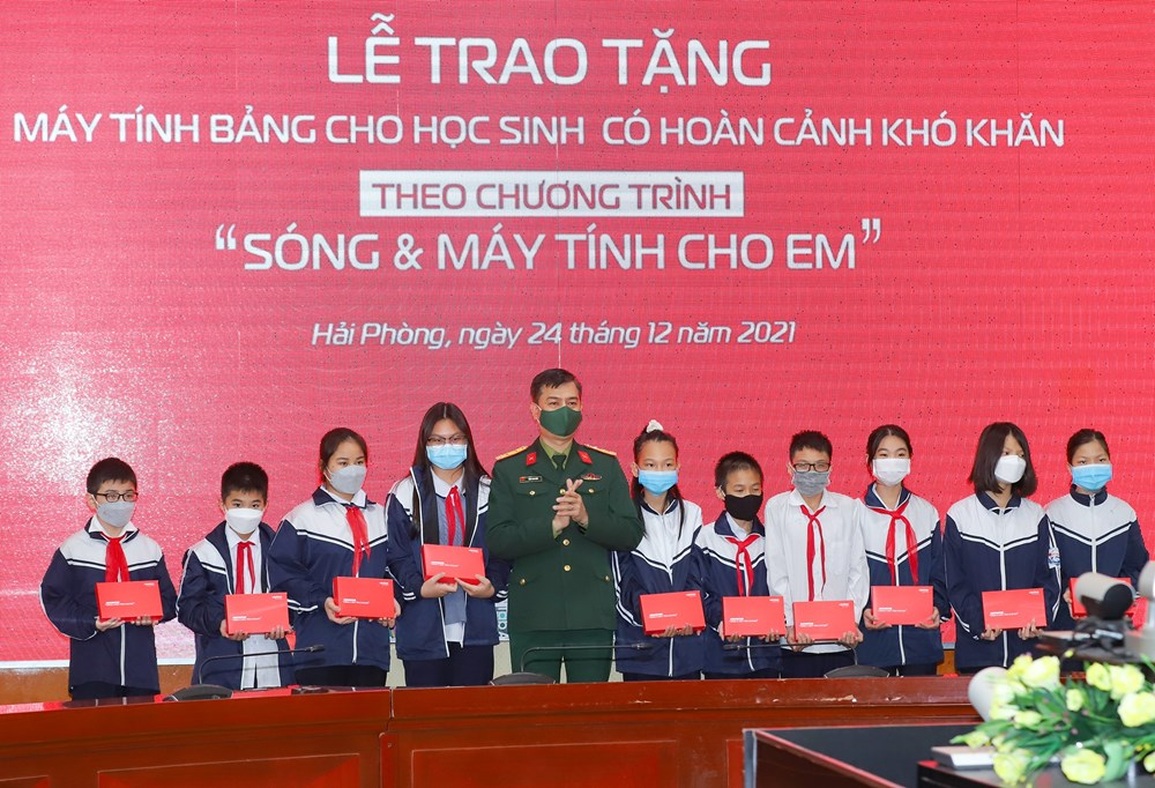 Gần 3.000 học sinh, sinh viên có hoàn cảnh khó khăn được tặng máy tính bảng - 2 Gần 3.000 học sinh, sinh viên có hoàn cảnh khó khăn được tặng máy tính bảng - 2