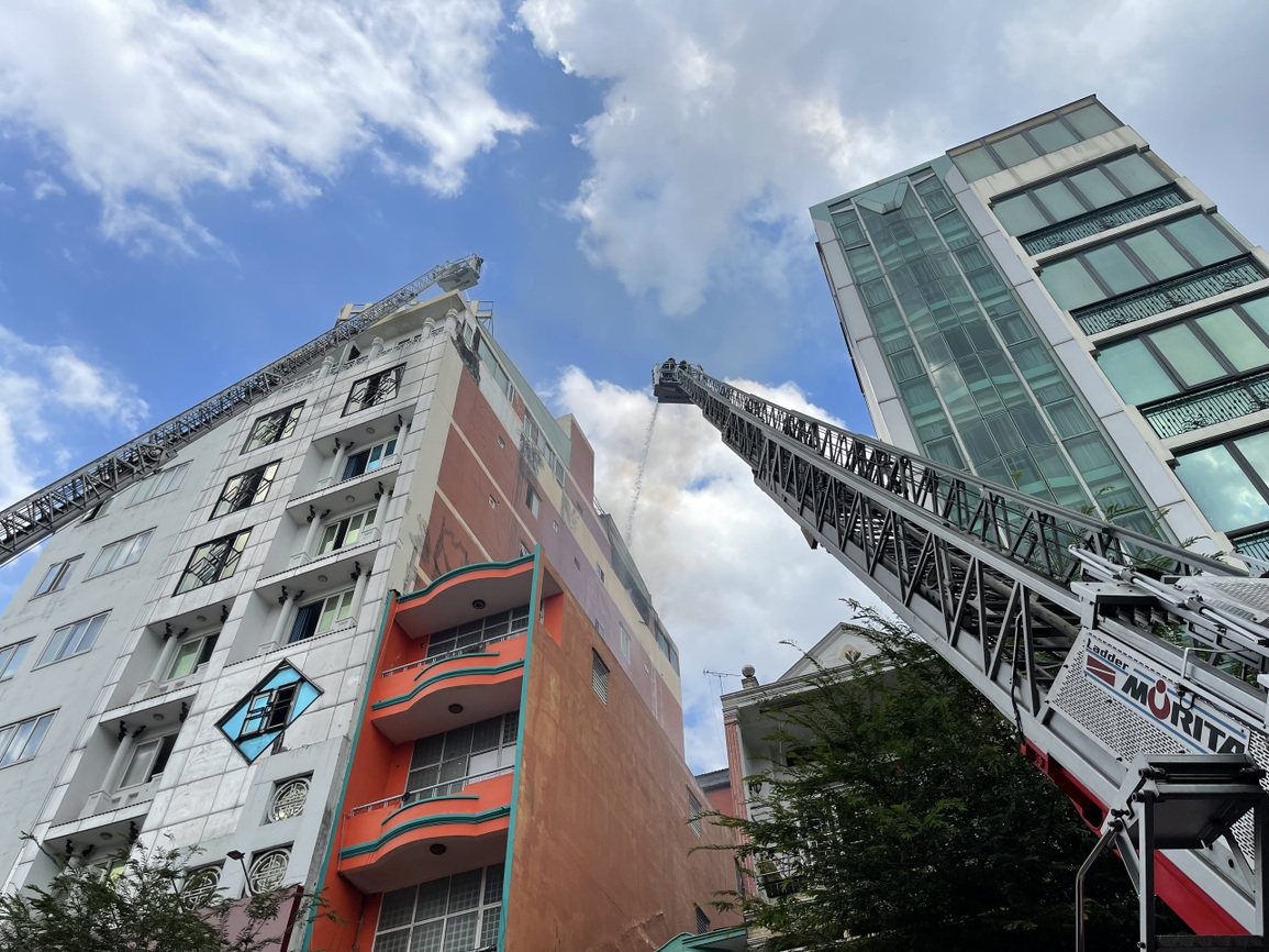 Cảnh sát cứu 3 người trong đám cháy khách sạn - 2 Cảnh sát cứu 3 người trong đám cháy khách sạn - 2