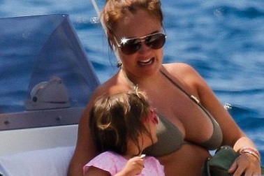 Con gái tỷ phú F1 khoe vòng một nảy nở