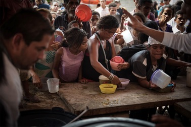 Thiếu tiền mặt trầm trọng, một bộ phận dân Venezuela cùng quẫn, làm liều