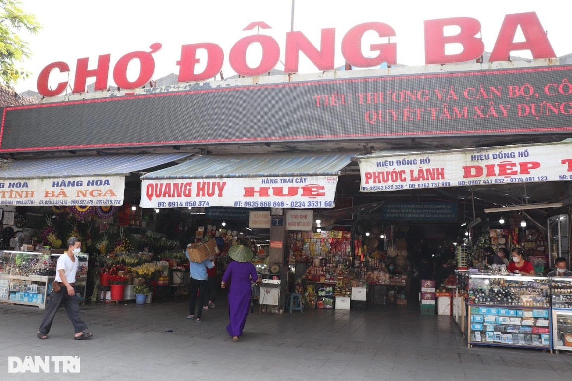 Tiểu thương chợ Đông Ba mặc áo dài bán hàng mừng ngày 8/3 - 1 Tiểu thương chợ Đông Ba mặc áo dài bán hàng mừng ngày 8/3 - 1