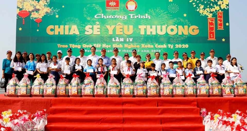 Kiên Giang: Trao 300 phần quà Tết cho học sinh khó khăn - 2 Kiên Giang: Trao 300 phần quà Tết cho học sinh khó khăn - 2